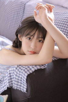 她胸前的一对兔子弹跳出来